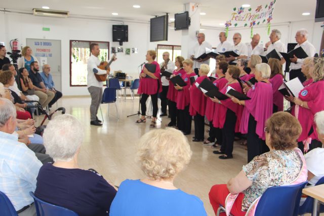 Los hogares de San Pedro y Lo Pagán celebran el fin de curso y homenajean a sus socios mayores