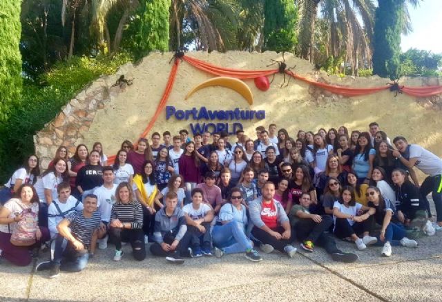 Los jóvenes pinatarenses disfrutan de Halloween en el parque de atracciones Portaventura