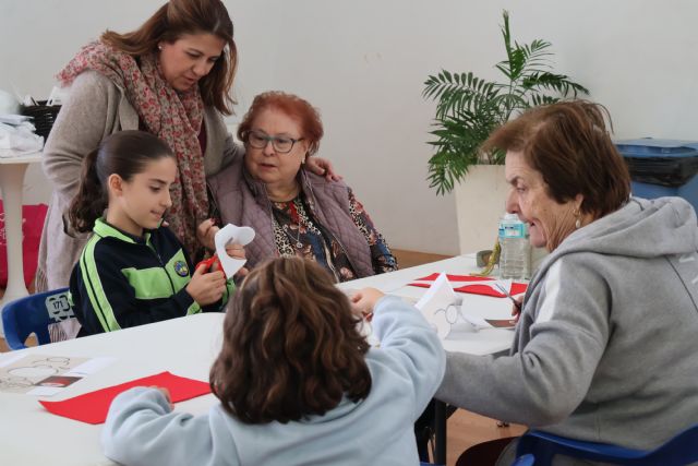 La concejal de Mayores visita el Taller de Manualidades Navideñas entre abuelos y nietos