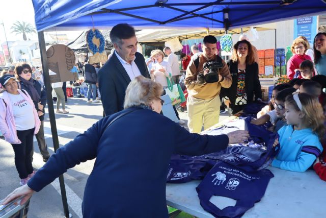 Los niños de la Escuela Infantil Nº1 conciencian sobre el reciclaje en el mercado semanal