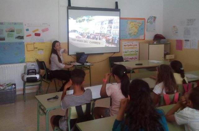 Turismo lleva a los colegios el 125 aniversario de la Romería de la Virgen del Carmen