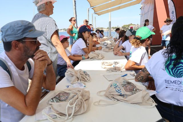Más de 30 familias participan en San Pedro del Pinatar en la 'Jardinería de ostras' para conocer el papel de estos bivalvos en el Mar Menor