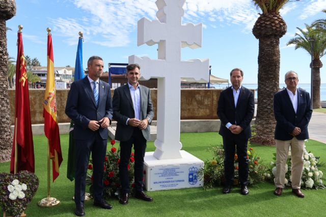 Una Cruz de Caravaca se alza frente al Mar Menor como símbolo de unión y homenaje