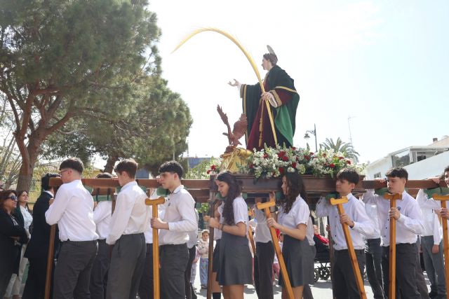 Los más pequeños protagonizan el inicio de la Semana Santa con el traslado del San Juan