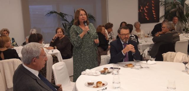 La tradicional comida benéfica de la junta local de la AECC reúne a más de 300 comensales