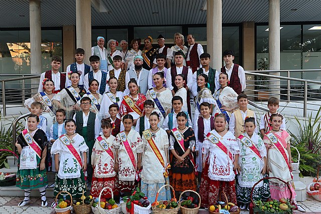 Color, tradición y devoción, protagonizan la ofrenda de frutos al patrón