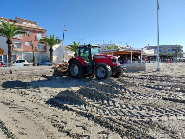 San Pedro del Pinatar duplica los servicios de limpieza durante el verano ante el aumento de población