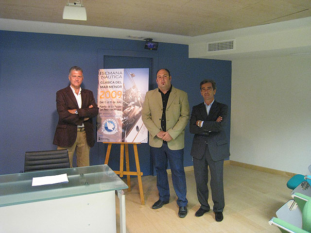 De izquierda a derecha: el director general de Promoción Turística, Ángel Campos, el concejal de Turismo del Ayuntamiento de San Pedro del Pinatar, Marcos Gracia, y el presidente del Comité Organizador, Andrés Sánchez.
