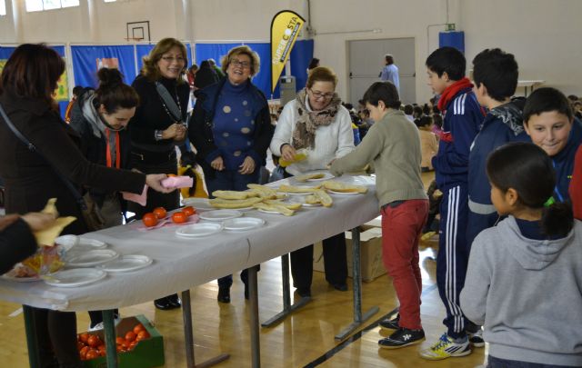 Pan, aceite y mandarinas para los alumnos del colegio Nuestra Señora del Carmen
