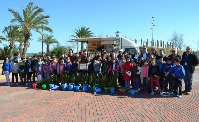 Escolares plantan 50 palmeras en el Parque Regional con motivo del Día Mundial de los Humedales
