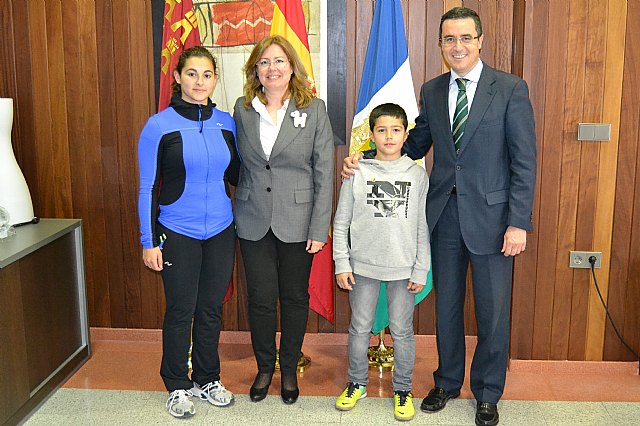 La alcaldesa felicita a Adrián Gracia y Cristina Gómez por sus victorias en los campeonatos de squash sub 11 y sub 19