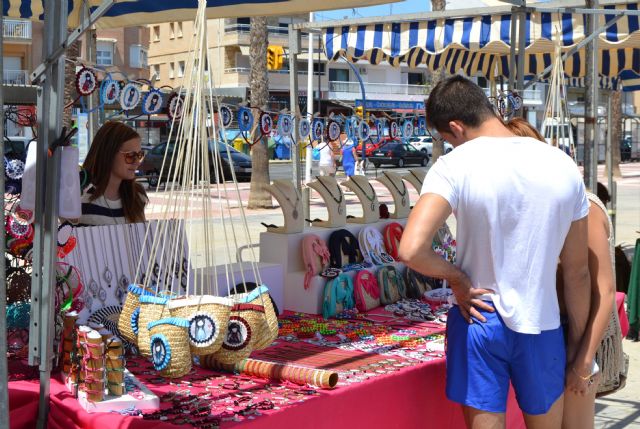 Una treintena de comerciantes muestran sus productos en el mercado de artesanía de La Sal
