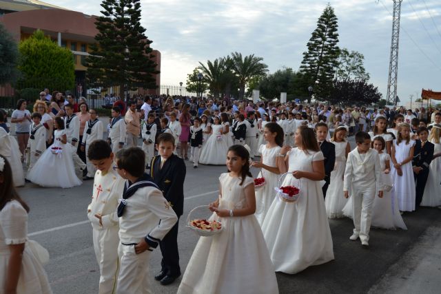 Niños de comunión procesionan en San Pedro y Lo Pagán con motivo del Corpus Christi