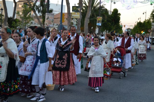 Cientos de pinatarenses participan en la tradicional ofrenda de frutos a San Pedro Apóstol