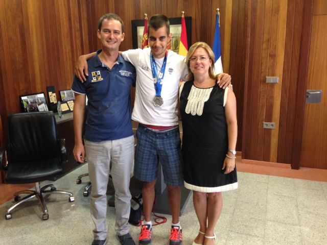 La alcaldesa recibe al atleta paralímpico Lorenzo Albaladejo