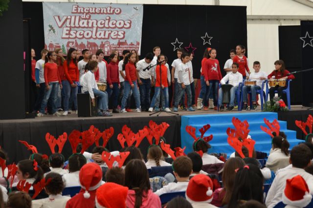 Los niños pinatarenses cantan a la Navidad en el III Encuentro de Villancicos escolares