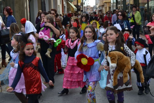 Los pequeños pinatarenses dan la bienvenida al Carnaval en una fiesta infantil