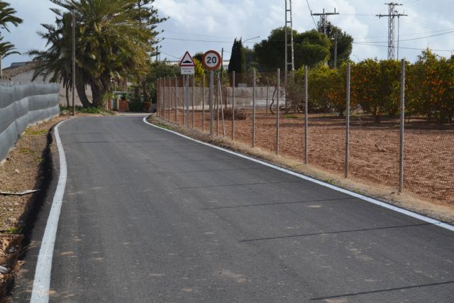 El Ayuntamiento renueva la avenida del Taibilla y repara el asfaltado en barrios y caminos rurales
