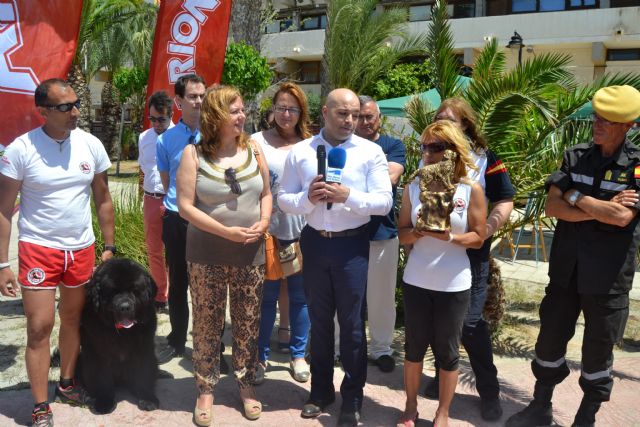 Homenaje a Bruno, el perro socorrista, durante la celebración del Día del Perro