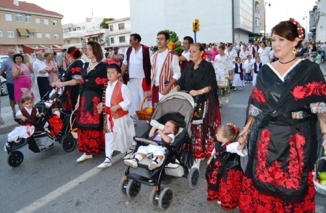 Cientos de huertanos honran a San Pedro en la tradicional ofrenda de frutos al Patrón