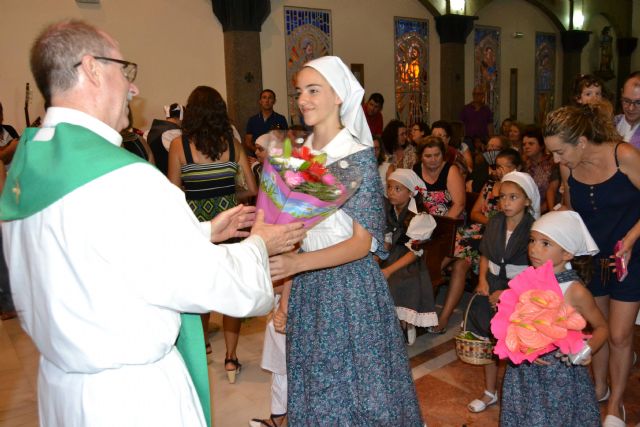 Vecinos de Lo Pagán honran a la Virgen del Camen con una ofrenda de flores y frutos