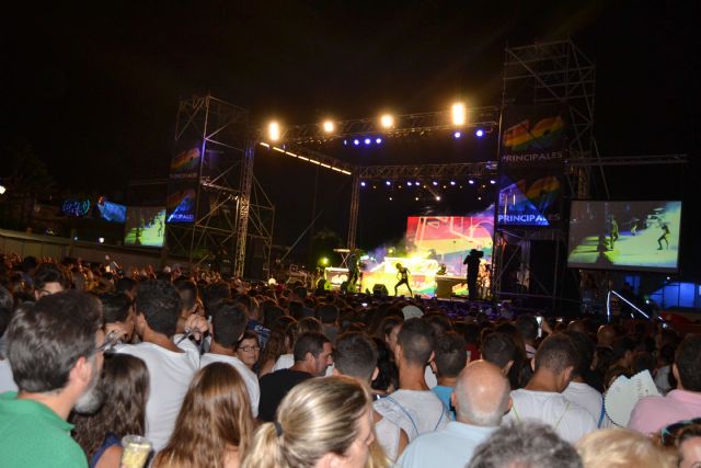 Tony Aguilar reúne a miles de jóvenes en Lo Pagán en una nueva edición del Playa 40 Pop