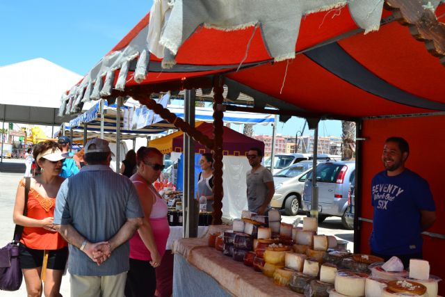 Decenas de artesanos muestran sus productos este sábado en el Mercado de la Sal