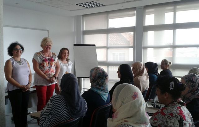 Servicios Sociales imparte un taller de español para  mujeres inmigrantes