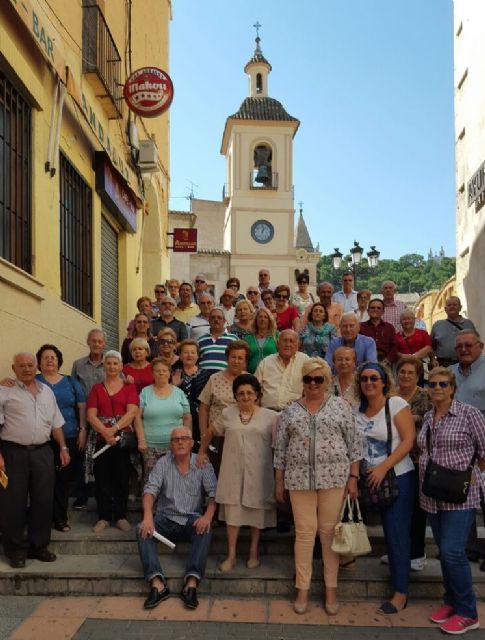Un centenar de mayores de los hogares del pensionista comienzan el curso con una visita a Yecla
