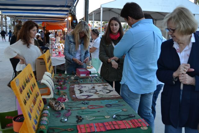 Decenas de artesanos muestran sus productos este domingo en el Mercado de la Sal de Lo Pagán