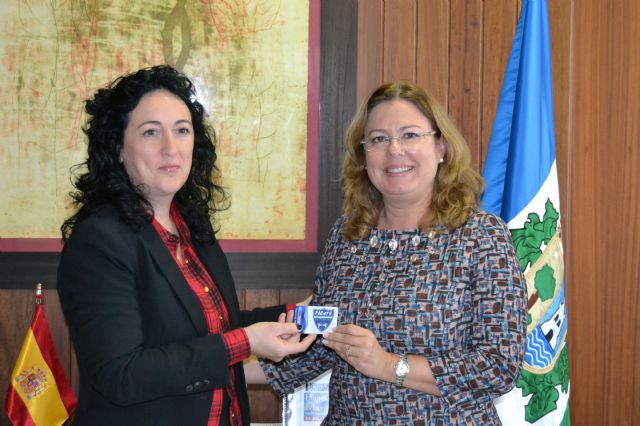 El  Pacote FS Pinatar nombra socia de honor a la alcaldesa, Visitación Martínez