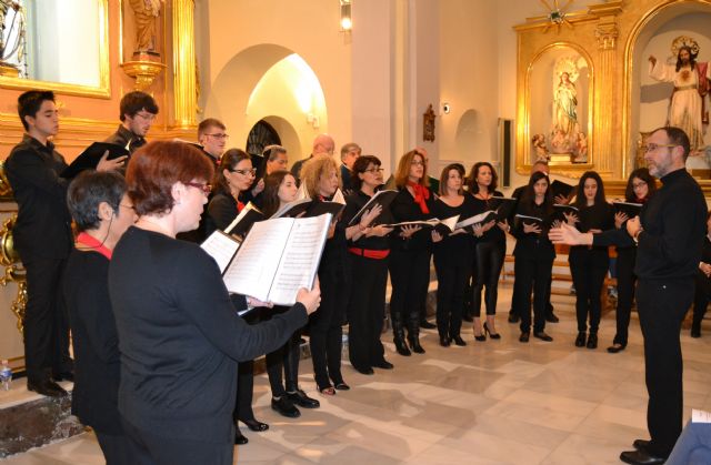 La polifonía de la Coral Patnia envuelve la iglesia de San Pedro Apóstol