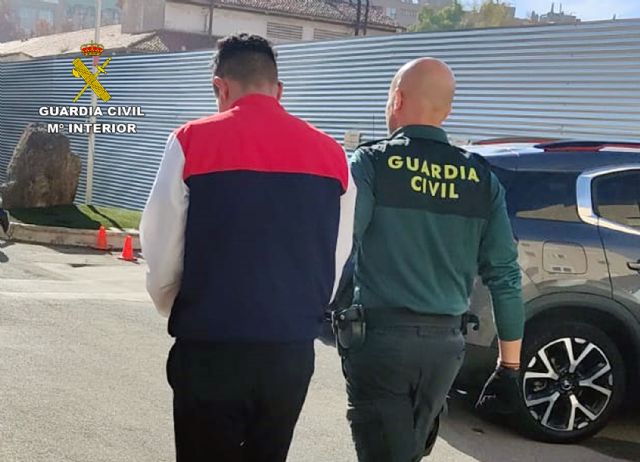 La Guardia Civil detiene a dos hombres a bordo de una lancha de alta velocidad sustraída en Gerona