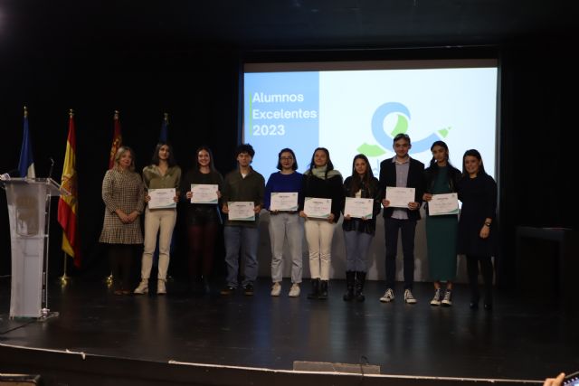 San Pedro del Pinatar premia la excelencia académica de 16 jóvenes estudiantes