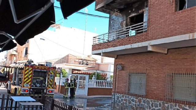 Un hombre ha sido atendido por los sanitarios en el incendio de un piso de Lo Pagán