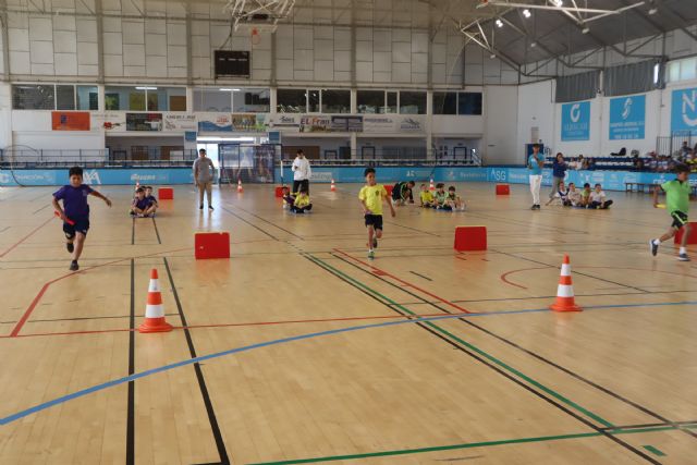 Los escolares pinatarenses participan en las jornadas “Jugando al atletismo”
