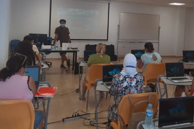 SEF y Cruz Roja imparten formación en informática y competencias digitales a mujeres desempleadas