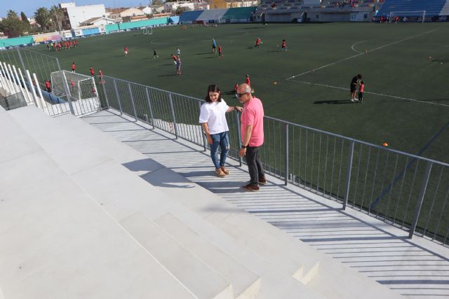 El campo de fútbol José Antonio Pérez amplía su graderío con un nuevo módulo para 80 espectadores