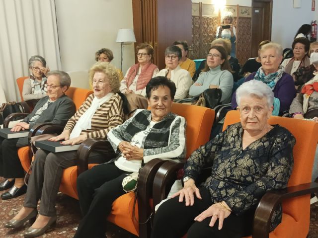 Las Amas de Casa homenajean a sus socias mayores en la fiesta navideña de la asociación