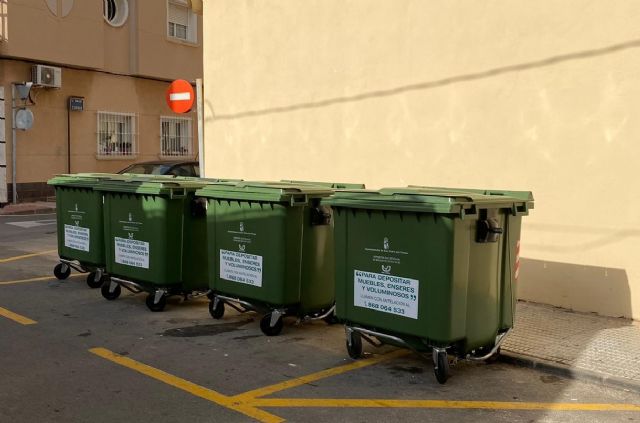 El servicio de recogida de basura renueva contenedores del centro urbano y otras zonas del municipio