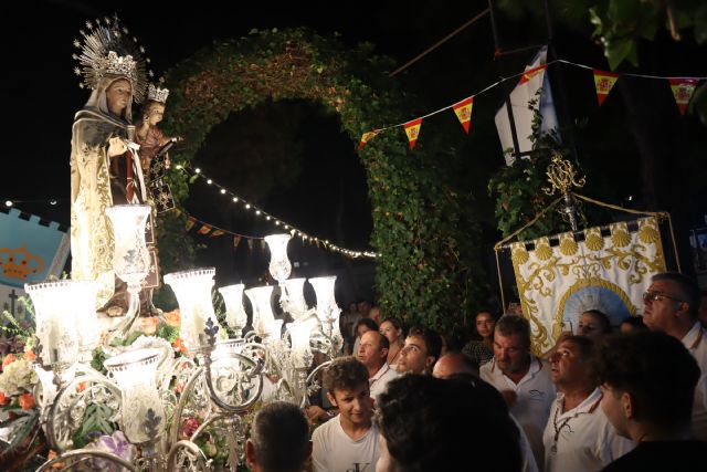 Cientos de fieles acompañaron a la Virgen del Carmen que regresó de madrugada a San Pedro del Pinatar