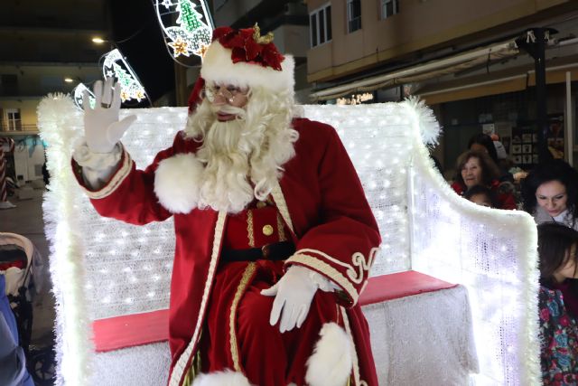 Papá Noel sorprende una vez más a los pinatarenses en pleno espectáculo navideño