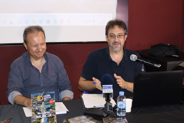 Jesús Abenza presenta en San Pedro del Pinatar '50 lugares mágicos de la Región de Murcia'
