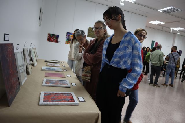 María Ángeles Riquelme expone sus 'Huellas de color' en el Espacio de Arte de la Casa de Cultura