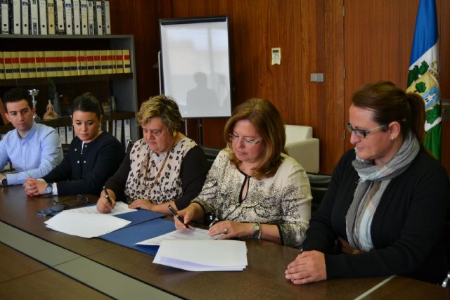 El Ayuntamiento y  FAMDIF/COCEMFE firman un convenio para la eliminación de barreras arquitectonicas