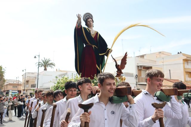 Los niños arrancan los desfiles de Semana Santa en San Pedro del Pinatar con el traslado de San Juan