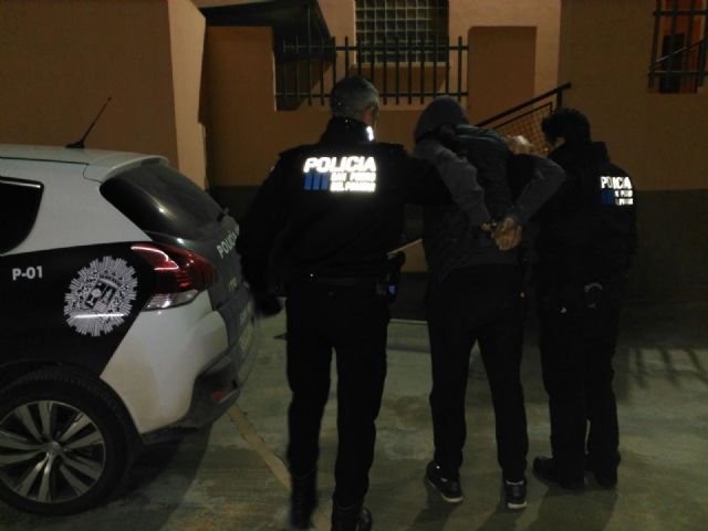 La Policía Local de San Pedro del Pinatar detiene a un individuo sobre el que pesaba una orden internacional de detención