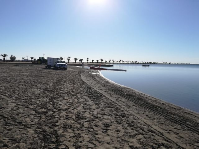 El Ayuntamiento regenera las playas del Mar Menor para recuperar la pérdida de arena por las lluvias