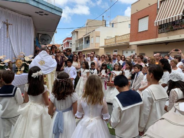 Decenas de niños de comunión procesionan en San Pedro y Lo Pagán con motivo del Corpus Christi 2019