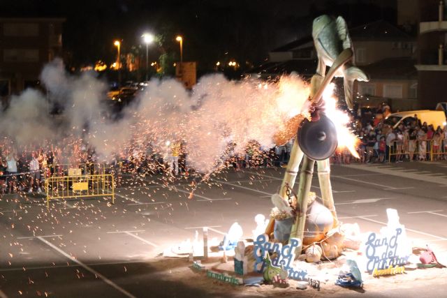 Cientos de pinatarenses disfrutan de la noche de San Juan con la quema de la hoguera municipal